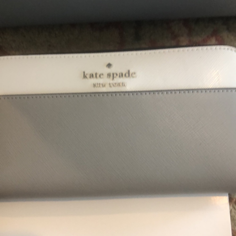 NWT ♠️ KATE SPADE handbag and matching wallet in light grey, white and black. - Picture 4 of 16
